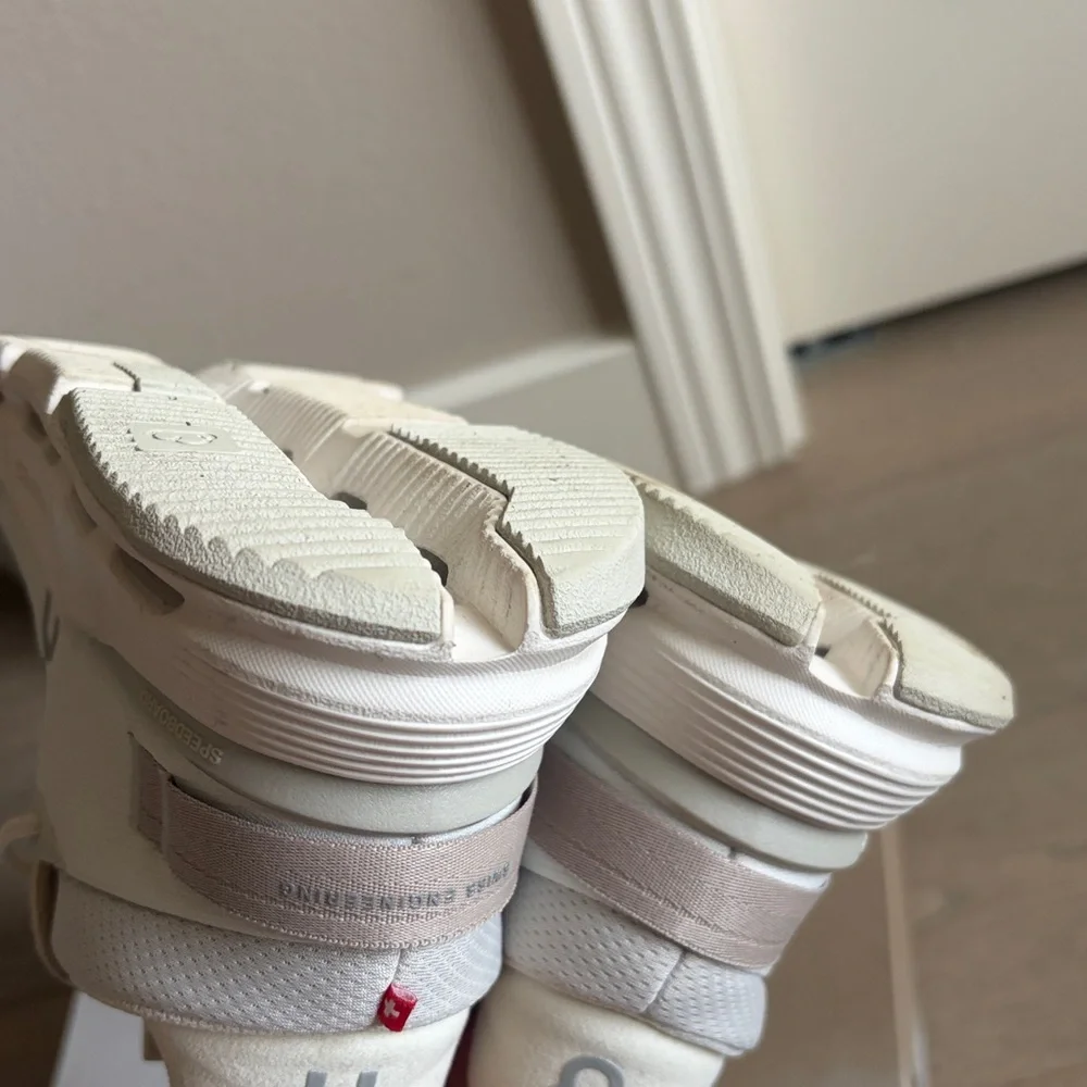 GUC on running cloudnova 2 ice/sand size 5.5 with original shoe box - Picture 12 of 16